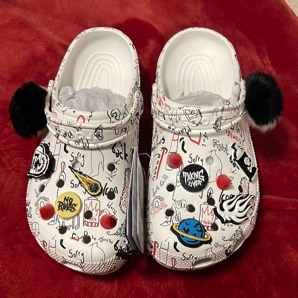 crocs classic cruella clog